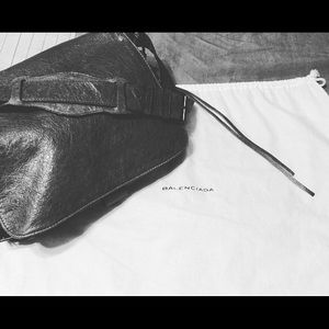 Pre loved balenciaga small messenger